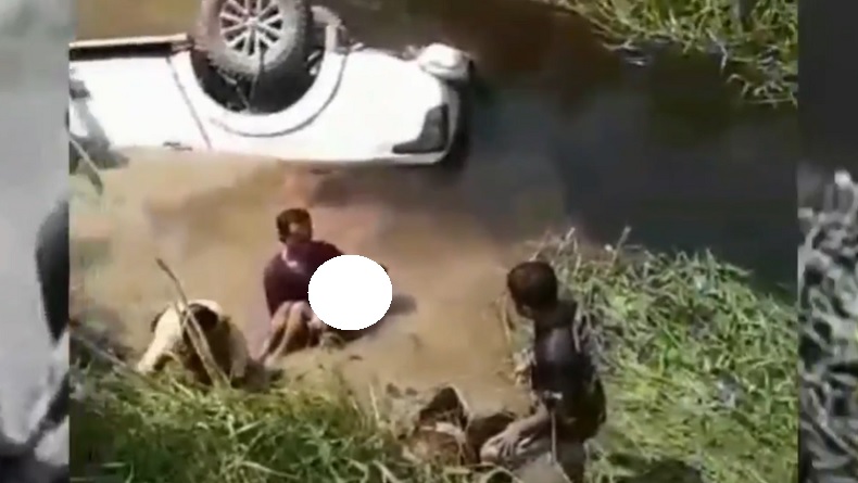title Mobil Mitsubishi Strada Triton Oleng Terjun ke Parit di Jambi, Ayah dan Anak Tewas Mobil Mitsubishi Strada Triton Oleng Terjun ke Parit di Jambi, Ayah dan Anak Tewas
