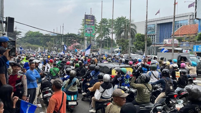 title Foto-Foto Penampakan Lautan Bobotoh Sambut Kedatangan Persib Bandung di Pasteur Foto-Foto Penampakan Lautan Bobotoh Sambut Kedatangan Persib Bandung di Pasteur