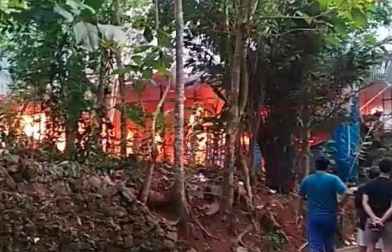 title Kandang Berisi 8.000 Ekor Ayam di Bantul Ludes Terbakar, Kerugian Rp350 Juta Kandang Berisi 8.000 Ekor Ayam di Bantul Ludes Terbakar, Kerugian Rp350 Juta