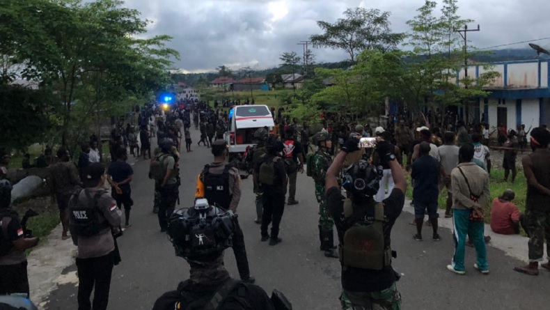 title Bentrokan Antarkelompok Kembali Pecah di Depan DPRD Nduga Bentrokan Antarkelompok Kembali Pecah di Depan DPRD Nduga