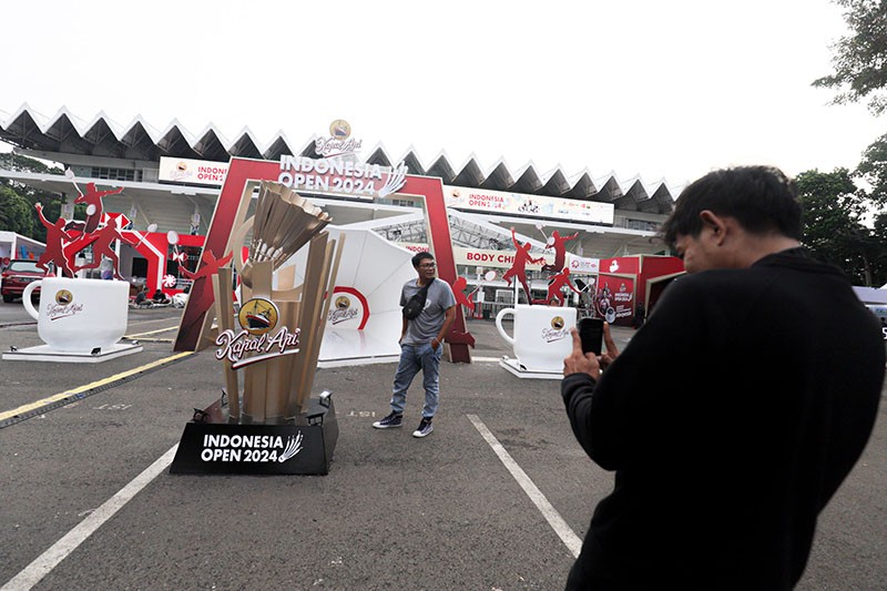 Istora Senayan Bersolek Jelang Turnamen Bulu Tangkis Indonesia Open 2024 - Bagian 2