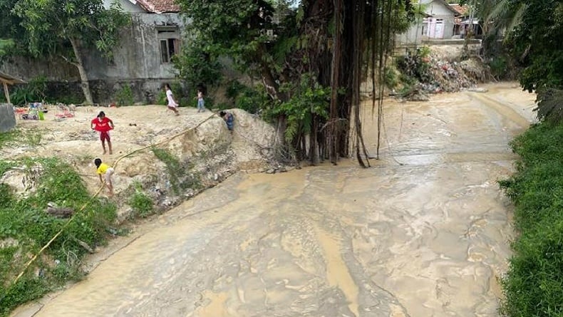 Viral Penampakan Sungai Cidahu di Lebak Alami Pendangkalan, Tertimbun Limbah Pasir
