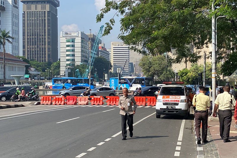 Jelang Aksi Buruh Tolak Potongan Tapera, Jalanan Sekitar Patung Kuda Mulai Ditutup - Bagian 4
