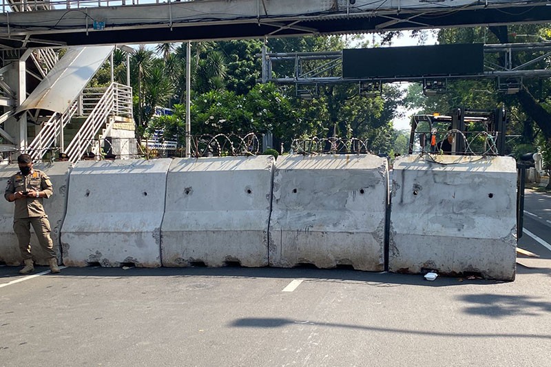 Jelang Aksi Buruh Tolak Potongan Tapera, Jalanan Sekitar Patung Kuda Mulai Ditutup - Bagian 2