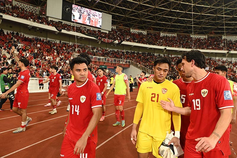 Momen Pemain Timnas Indonesia Sapa Suporter usai Pertandingan Melawan Irak - Bagian 2