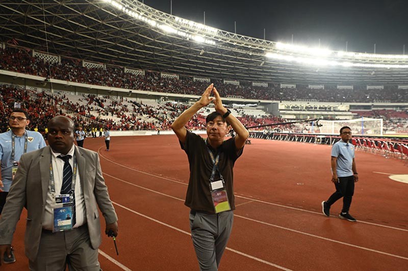 Momen Pemain Timnas Indonesia Sapa Suporter usai Pertandingan Melawan Irak - Bagian 5
