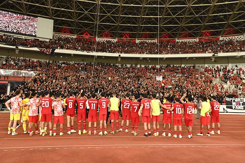Momen Pemain Timnas Indonesia Sapa Suporter usai Pertandingan Melawan Irak - Bagian 1