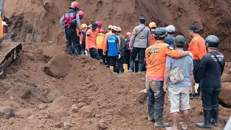 title Pencarian Korban Longsor di Lumajang Dihentikan Faktor Cuaca, 1 Belum Ditemukan Pencarian Korban Longsor di Lumajang Dihentikan Faktor Cuaca, 1 Belum Ditemukan