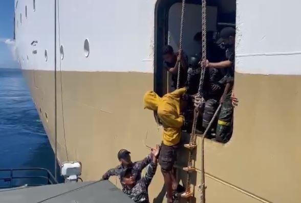 TNI AL Tangkap Penumpang Kapal Bawa Ganja 10 Paket di Perairan Papua Tengah