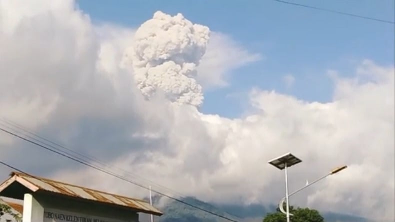 Gunung Lewotobi Laki-Laki Kembali Erupsi, Ketinggian Abu 1.000 Meter Di ...