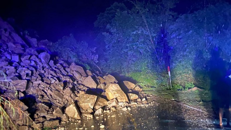 Viral Longsor Batu dan Tanah di Ende NTT, Akses Jalan Trans Flores Lumpuh Total