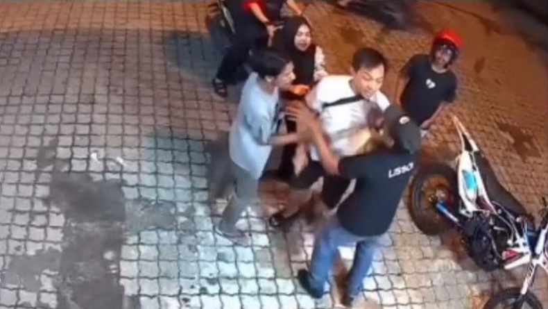 title Viral Aksi Koboi Pria di Medan, Todong Bos dengan Airsoft Gun gegara Tak Terima Dipecat Viral Aksi Koboi Pria di Medan, Todong Bos dengan Airsoft Gun gegara Tak Terima Dipecat