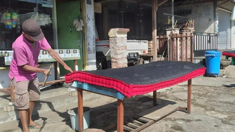 title Tradisi Unik Mepe Kasur di Banyuwangi, Dipercaya Bikin Langgeng Rumah Tangga Tradisi Unik Mepe Kasur di Banyuwangi, Dipercaya Bikin Langgeng Rumah Tangga