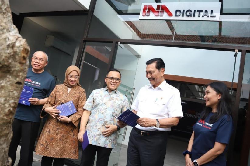 Menteri Luhut Tinjau Area Kerja INA DIGITAL sebagai Tempat Berkumpulnya Talenta Anak Bangsa - Bagian 2