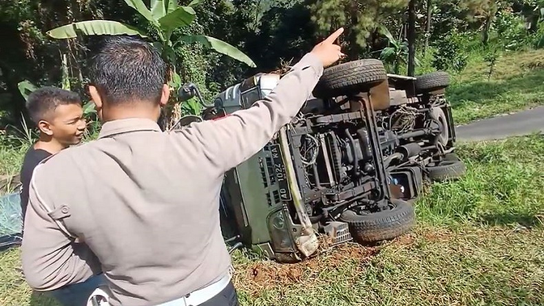 Kecelakaan Minibus Travel Terguling di Jalur Tengkorak Pasuruan, 3 Orang Terluka