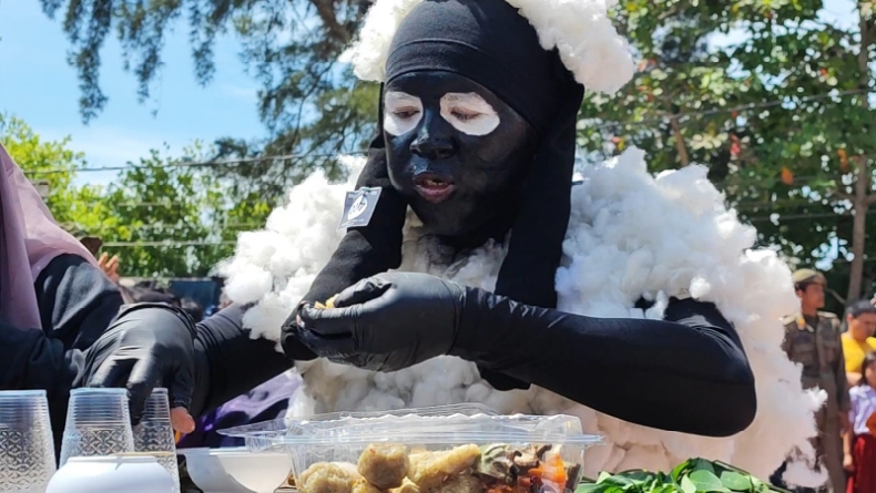 Lomba Makan Otak-Otak di Pangkalpinang, Diikuti Ratusan Peserta Berkostum Unik 