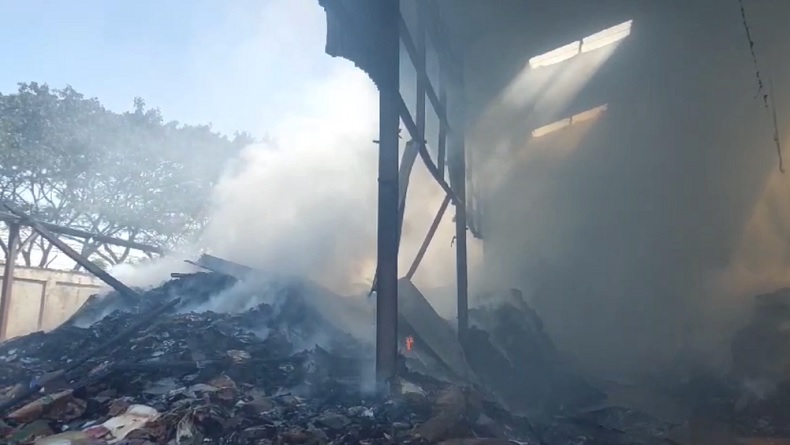 Gudang Limbah Kertas di Mojokerto Hangus Terbakar