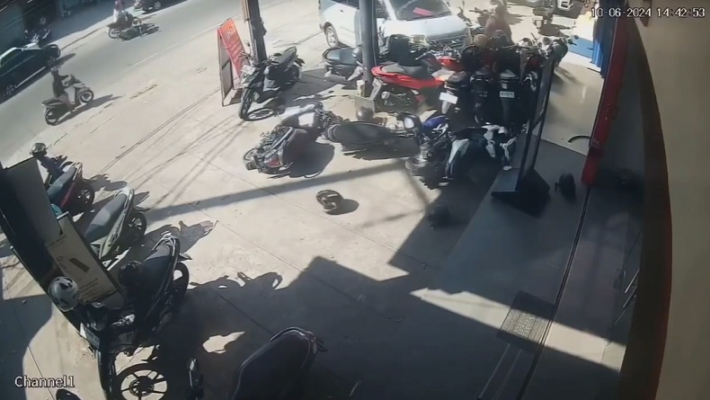 Suzuki APV Tabrak 2 Pejalan Kaki dan Belasan Motor di Lombok Timur Terekam CCTV