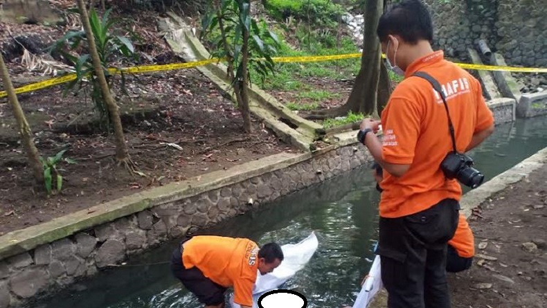 Dikira Boneka, Mayat Pria Mengambang di Saluran Air Taman Lansia Bandung