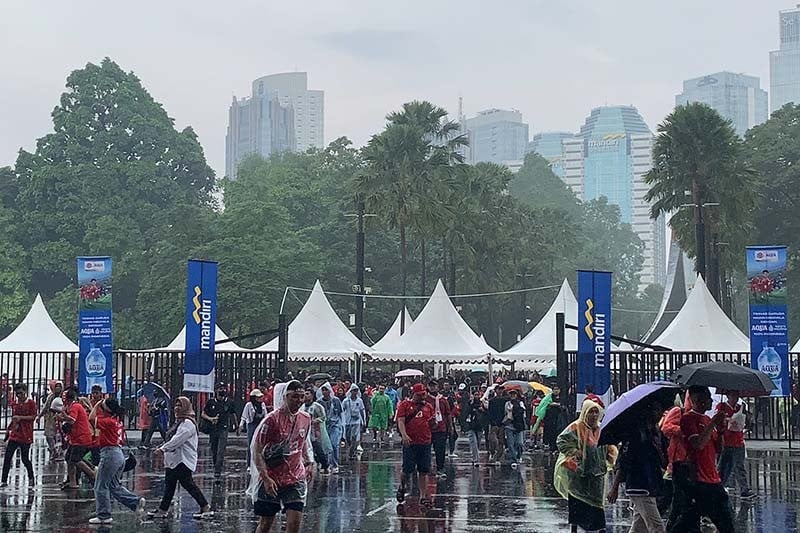 Semangat Suporter Timnas Indonesia Tak Surut Meski Diguyur Hujan Deras - Bagian 2