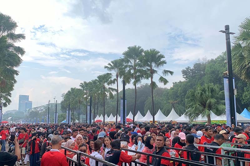 Semangat Suporter Timnas Indonesia Tak Surut Meski Diguyur Hujan Deras - Bagian 1