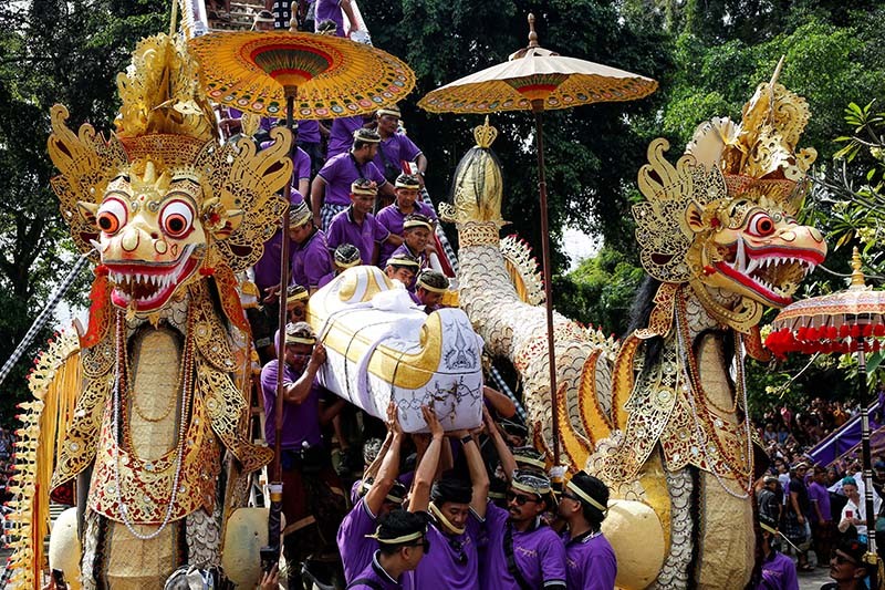 Upacara Pelebon, Kremasi Keluarga Keraton Ubud Bali Dihadiri Ribuan Orang - Bagian 3