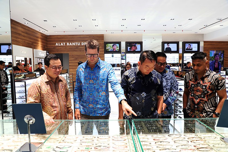 Kolaborasi Garap Pasar Asuransi Kacamata Berskala Global - Bagian 1