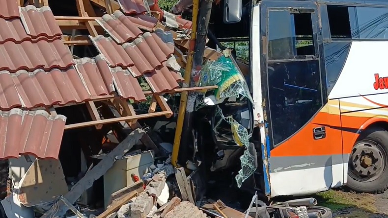 Bus Bawa Belasan Penumpang Tabrak Motor dan Pos JPL Kereta Api di Surabaya 