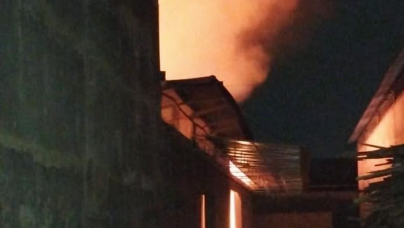 title Kebakaran Pabrik Kerupuk di Pakis Malang, Api Berkobar sampai 8 Jam Kebakaran Pabrik Kerupuk di Pakis Malang, Api Berkobar sampai 8 Jam