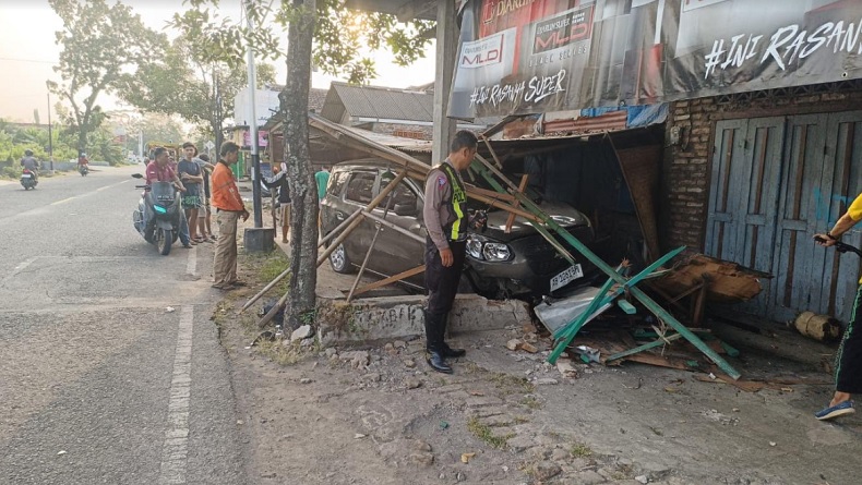 title Kecelakaan di Jalan Parangtritis Bantul, Mobil Tabrak Pengendara Motor dan Rumah Warga Kecelakaan di Jalan Parangtritis Bantul, Mobil Tabrak Pengendara Motor dan Rumah Warga
