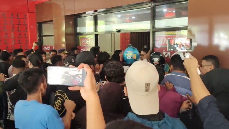 title Demo di Kantor Bupati Polewali Mandar Ricuh, Massa Emosi dengan Ucapan Kepala Inspektorat Demo di Kantor Bupati Polewali Mandar Ricuh, Massa Emosi dengan Ucapan Kepala Inspektorat