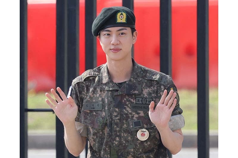 Potret Jin BTS Pakai Baju Tentara Keluar dari Wajib Militer Korea Selatan - Bagian 4