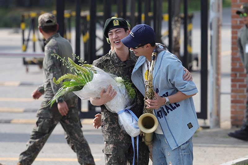 Potret Jin BTS Pakai Baju Tentara Keluar dari Wajib Militer Korea Selatan - Bagian 3