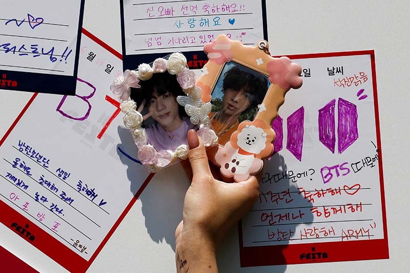 Potret Jin BTS Pakai Baju Tentara Keluar dari Wajib Militer Korea Selatan - Bagian 5