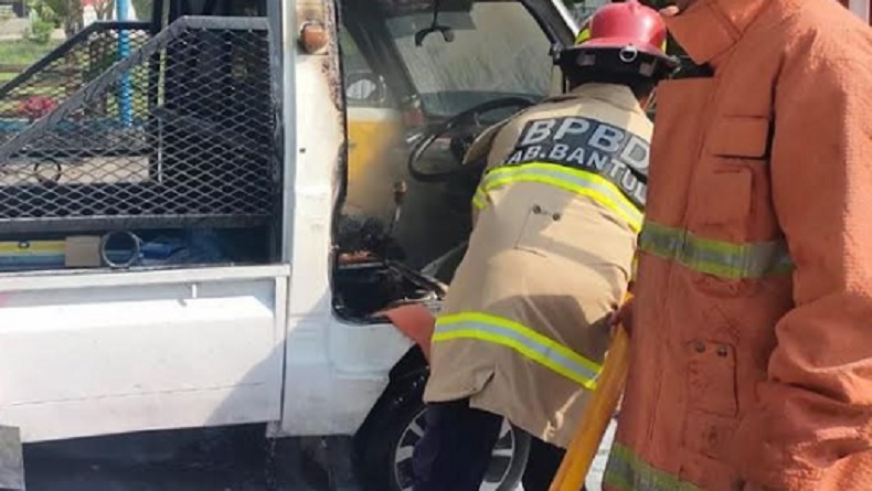 title Percikan Api Sambar Tangki Bensin, Mobil Pikap Hangus Terbakar di Palbapang Bantul Percikan Api Sambar Tangki Bensin, Mobil Pikap Hangus Terbakar di Palbapang Bantul