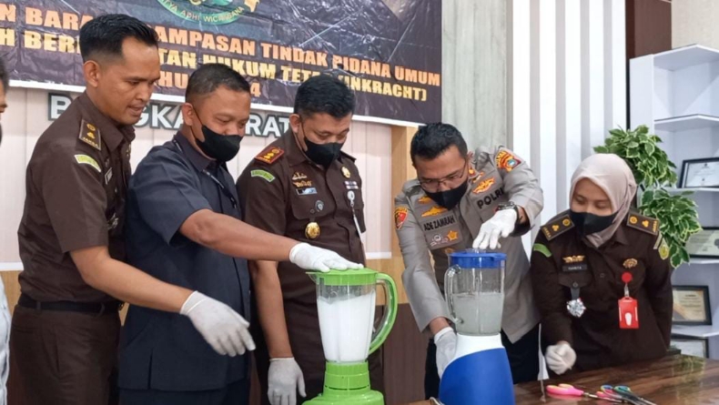 title Kejari Bangka Barat Musnahkan Barang Bukti Inkrah, Narkotika Mendominasi Kejari Bangka Barat Musnahkan Barang Bukti Inkrah, Narkotika Mendominasi