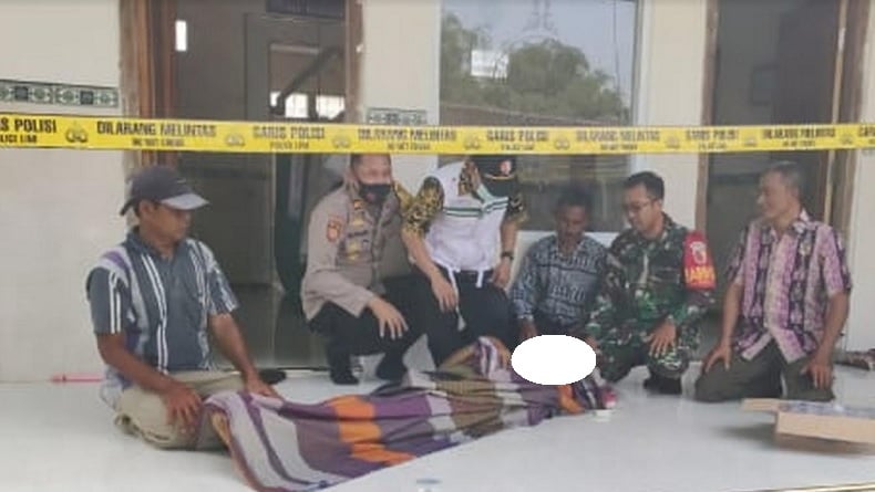 title Penjual Karpet Keliling di Bojonegoro Meninggal Saat Akan Sholat Zuhur di Mushola Penjual Karpet Keliling di Bojonegoro Meninggal Saat Akan Sholat Zuhur di Mushola