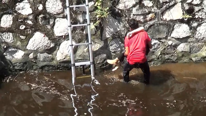 3 Remaja Berboncengan Motor Terjun ke Sungai di Palangka Raya, 1 Merintih saat Dievakuasi