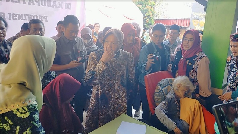 title Kisah Pilu Wanita Tuna Netra di Pandeglang Rawat Ibu ODGJ Kisah Pilu Wanita Tuna Netra di Pandeglang Rawat Ibu ODGJ