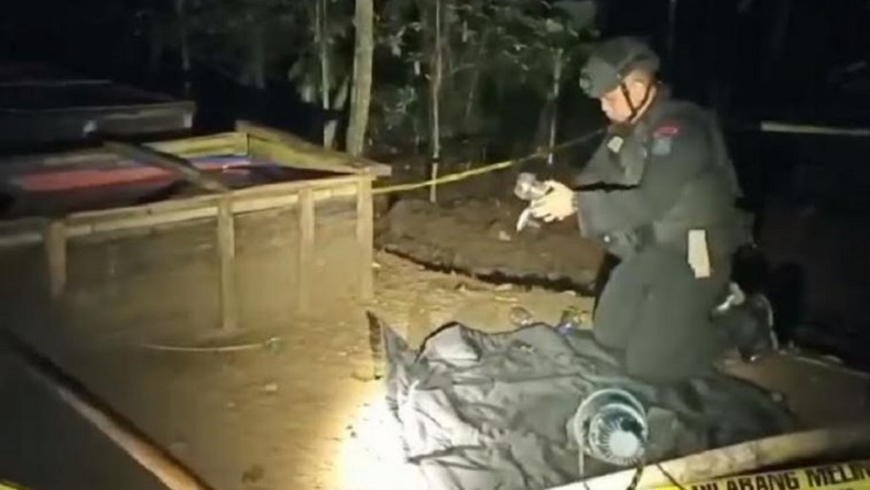 Duar! Gegana Polda Banten Ledakkan Granat Nanas di Pandeglang saat Malam Hari