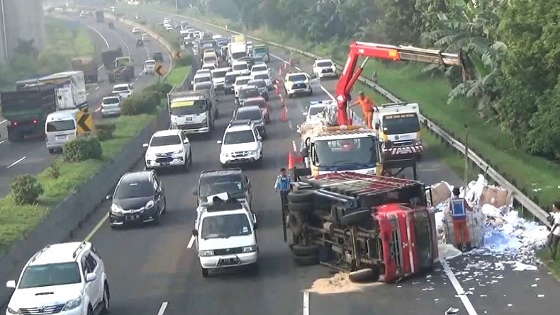 Kecelakaan Di Tol Purbaleunyi, Truk Terbalik Ditabrak Bus Dari Belakang ...