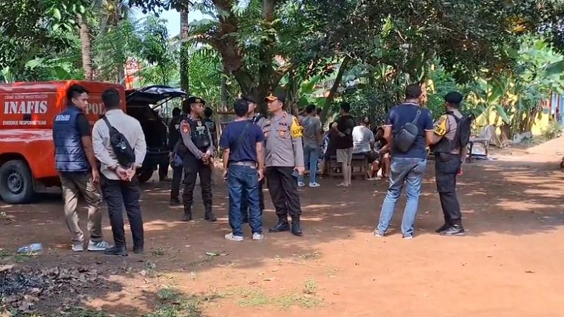 title Densus 88 Gerebek Rumah Terduga Teroris di Karawang, Polisi Bersenjata Siaga Densus 88 Gerebek Rumah Terduga Teroris di Karawang, Polisi Bersenjata Siaga