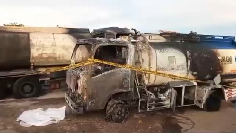 title Sejumlah Truk Terbakar Hebat di Pandeglang Banten, Terdengar Ledakan Sejumlah Truk Terbakar Hebat di Pandeglang Banten, Terdengar Ledakan