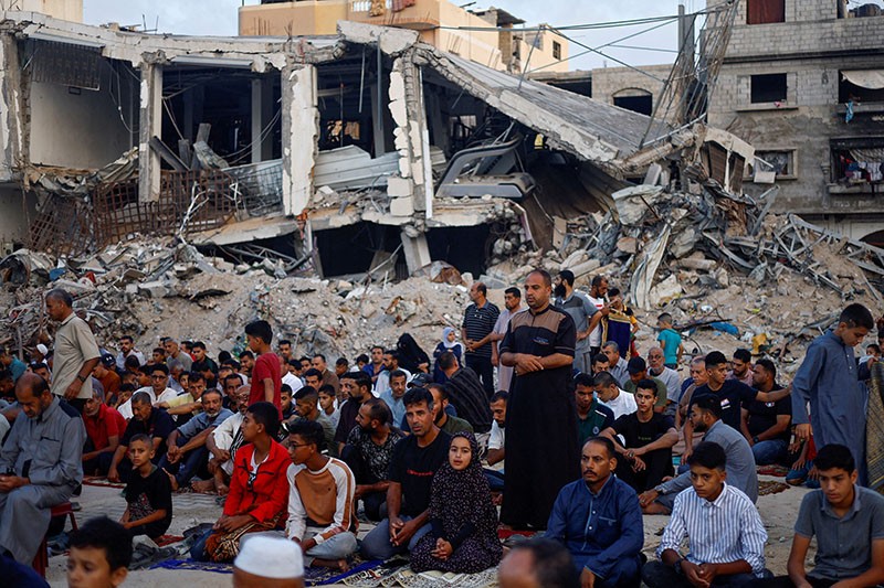 Warga Palestina Salat Idul Adha di Reruntuhan Masjid yang Dihancurkan Israel - Bagian 3