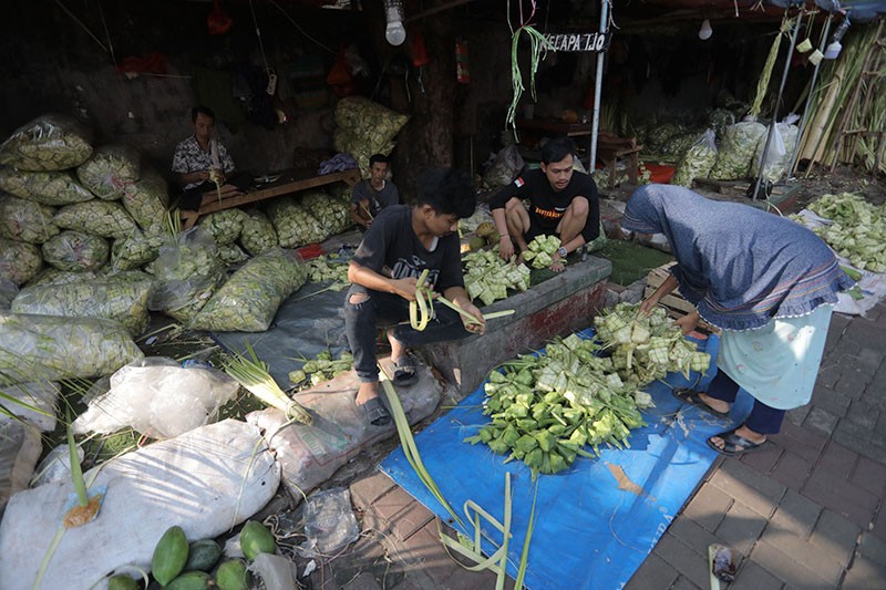 Idul Adha 1445 H, Pedagang Kulit Ketupat Pasar Palmerah Diserbu Pembeli - Bagian 1