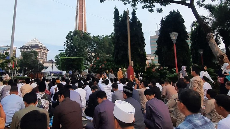 title Jokowi dan Iriana Salat Id di Simpang Lima Semarang, Ketua KPU Jadi Khatib Jokowi dan Iriana Salat Id di Simpang Lima Semarang, Ketua KPU Jadi Khatib