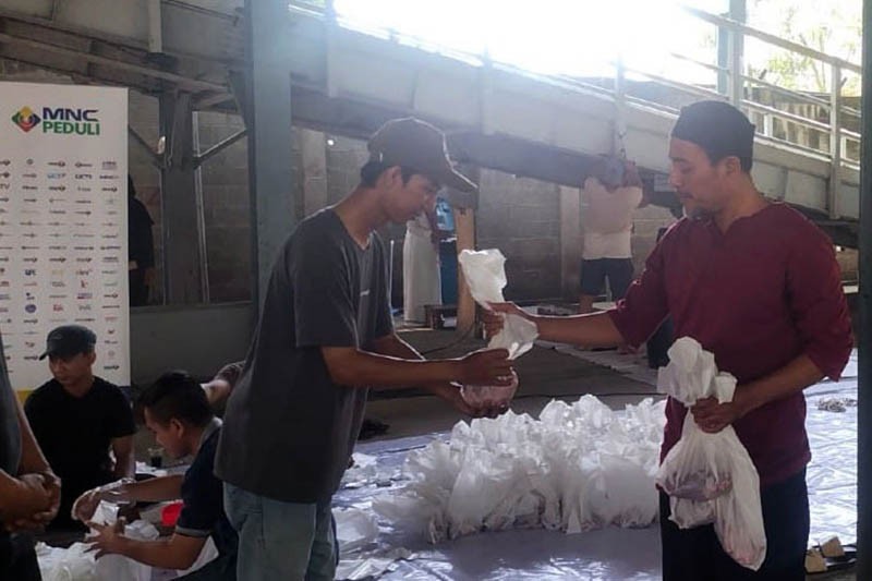 MNC Peduli dan Masjid Raudhatul Jannah Kebon Jeruk Distribusikan Daging Hewan Kurban - Bagian 1