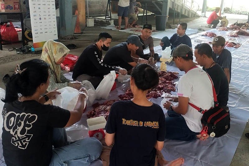MNC Peduli dan Masjid Raudhatul Jannah Kebon Jeruk Distribusikan Daging Hewan Kurban - Bagian 2