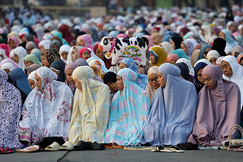Potret Ribuan Umat Muslim Jakarta Salat Idul Adha 1445 H - Bagian 3