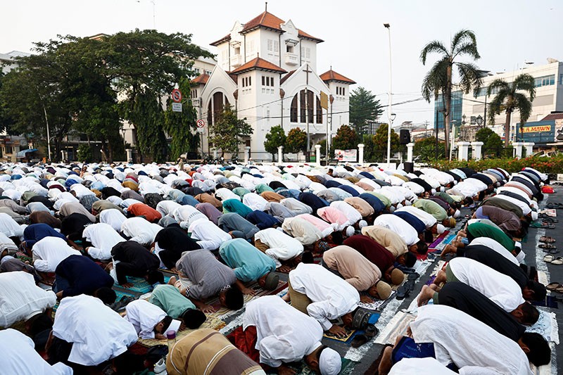 Potret Ribuan Umat Muslim Jakarta Salat Idul Adha 1445 H - Bagian 1